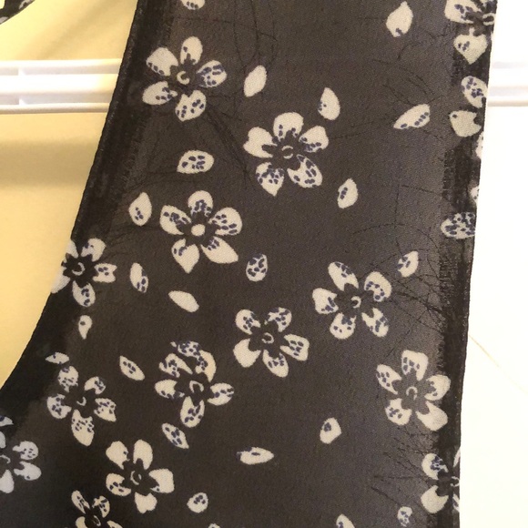 3/$15 Cute Flower Patterned Top 🌺🌺 - Picture 4 of 4